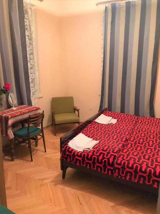 Ambrosador Affittacamere Ambrolauri Esterno foto