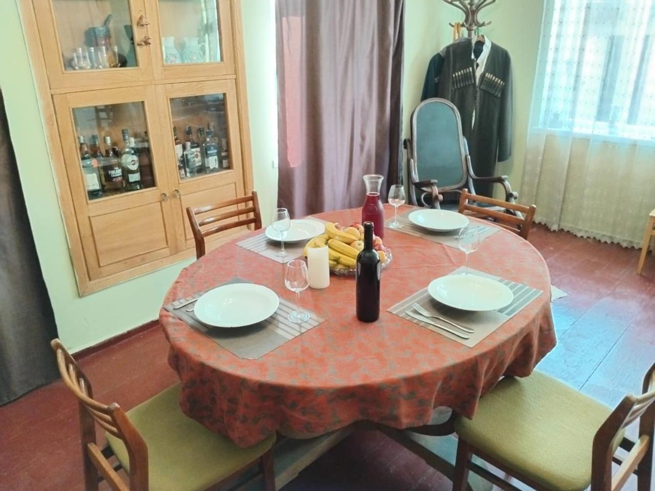 Ambrosador Affittacamere Ambrolauri Esterno foto